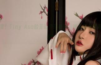 图片画风突变！Tiny Asa的圣诞节玛奇玛，连圣诞树都得妒忌她的身材！